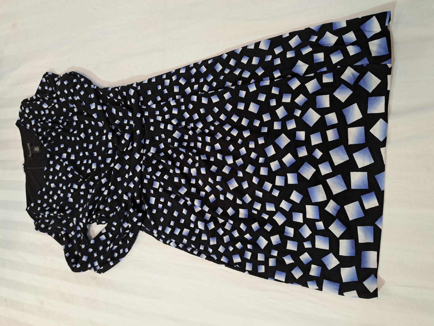 Robe en A avec motif géométrique bleu et blanc