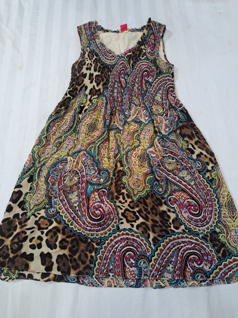 Vestido sem mangas com estampa Paisley e de leopar..