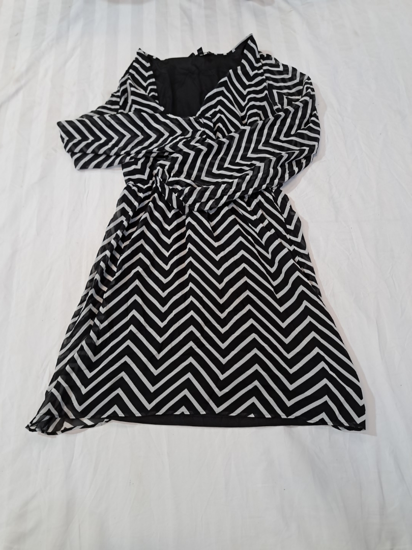 Robe chevron noire et blanche pour femmes