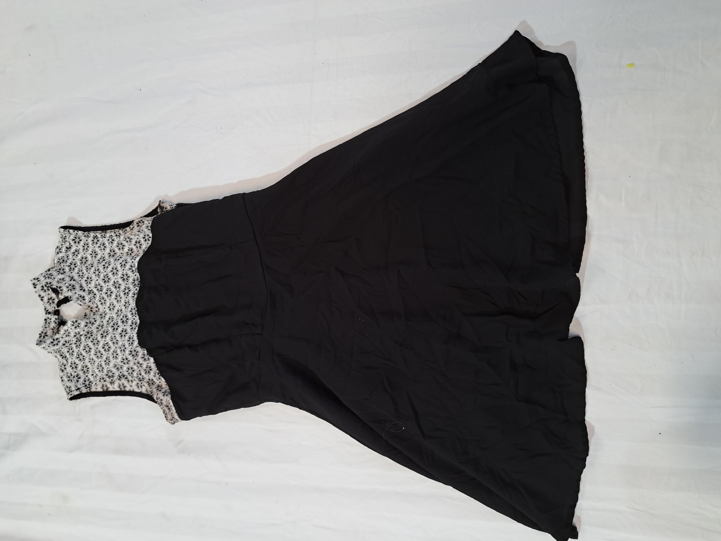 黒と白のフラワードレス