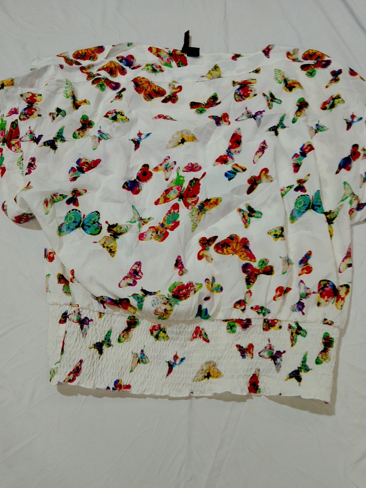 「蝶柄ブラウス」