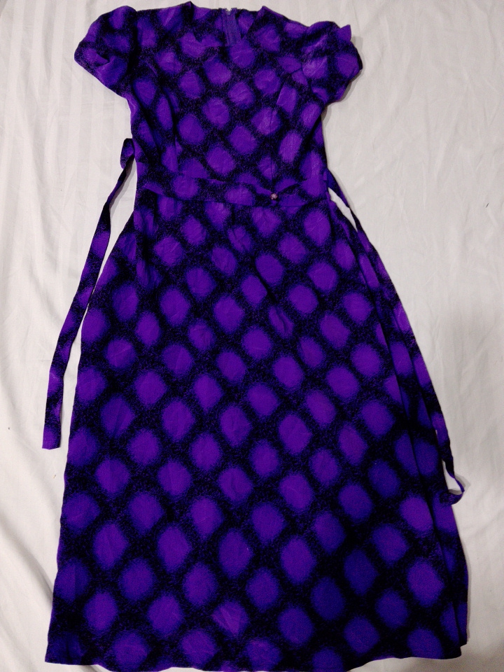  Damen Kleid mit lila und schwarzem geometrischem ..