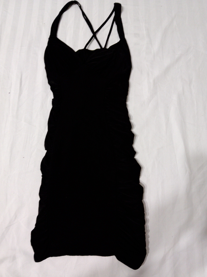 Abito aderente nero con arricciature