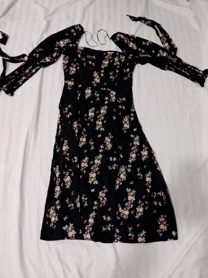 Blumen-Kleid mit kaltem Schulterdesign