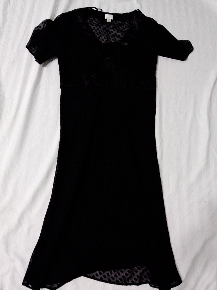 Abito nero a maniche corte con dettagli in pizzo