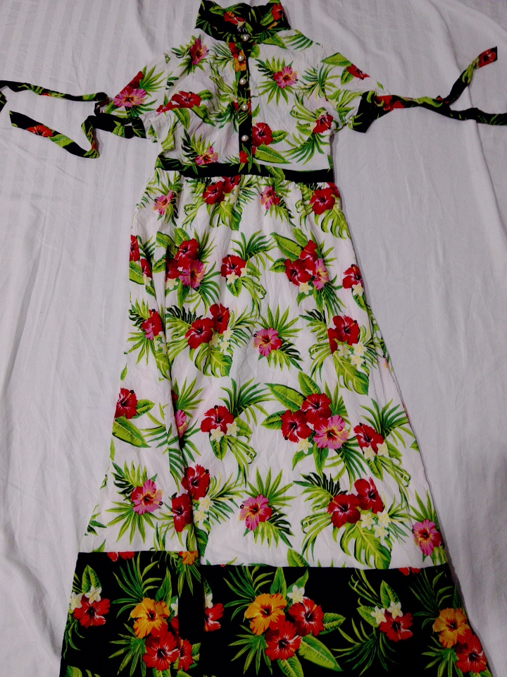 「活気のあるフローラルハワイアンスタイルドレス」
