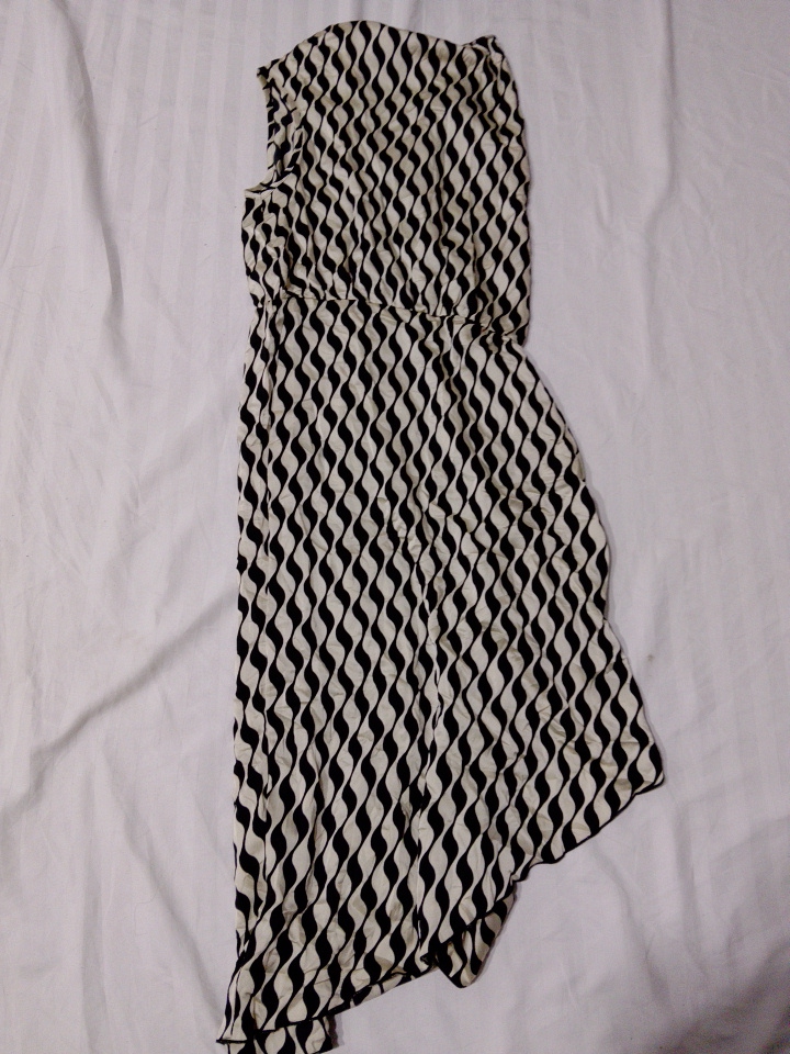 Robe sans manches noire et blanche