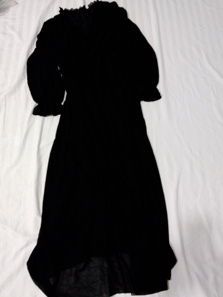 Schwarzes Langarmkleid