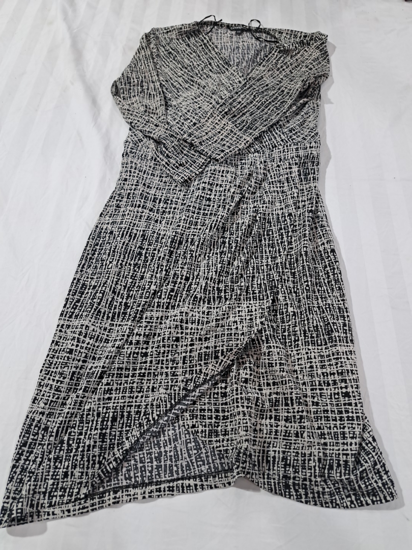 Robe à motif géométrique noir et blanc