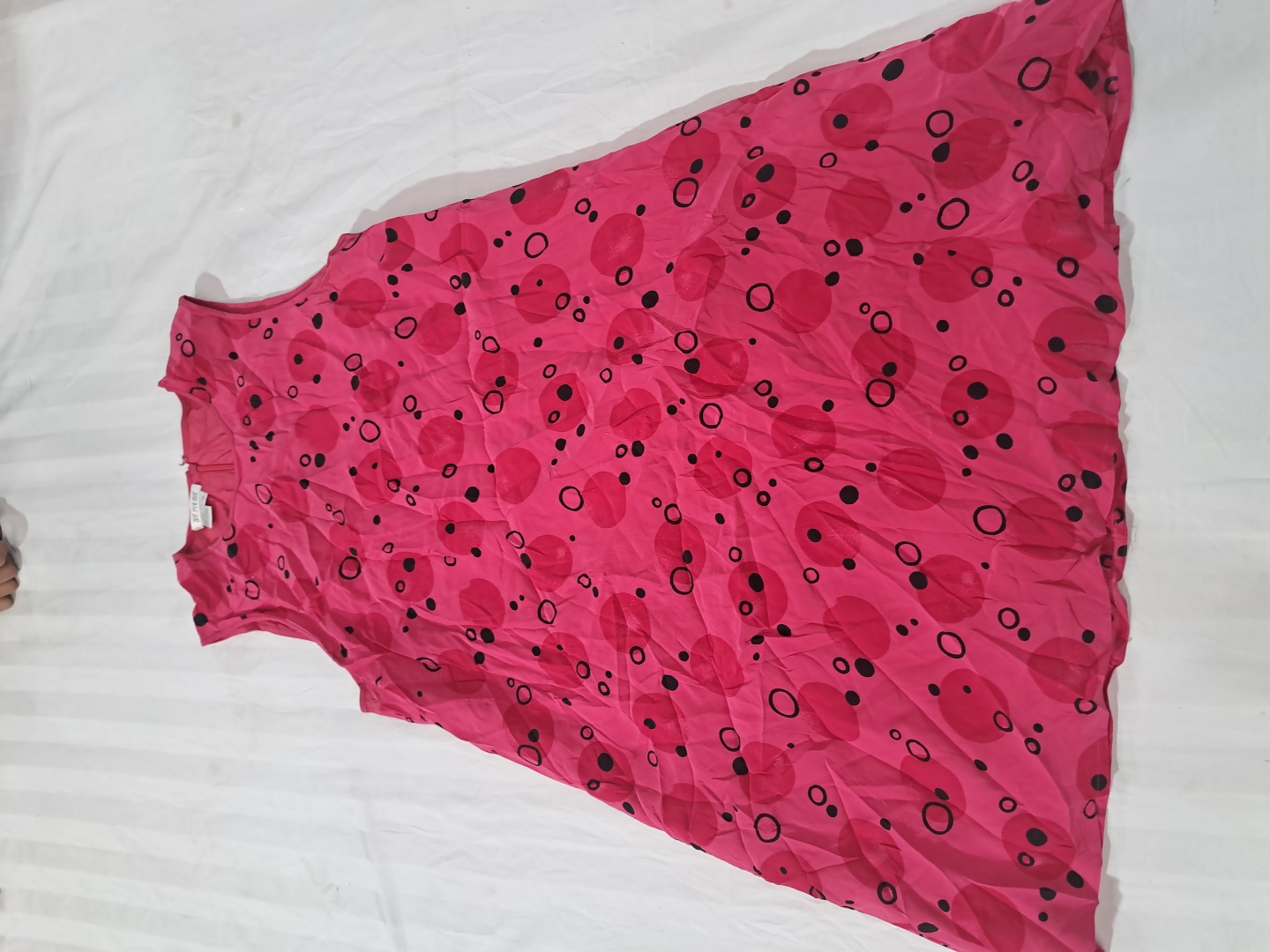 ピンクの水玉模様のドレス