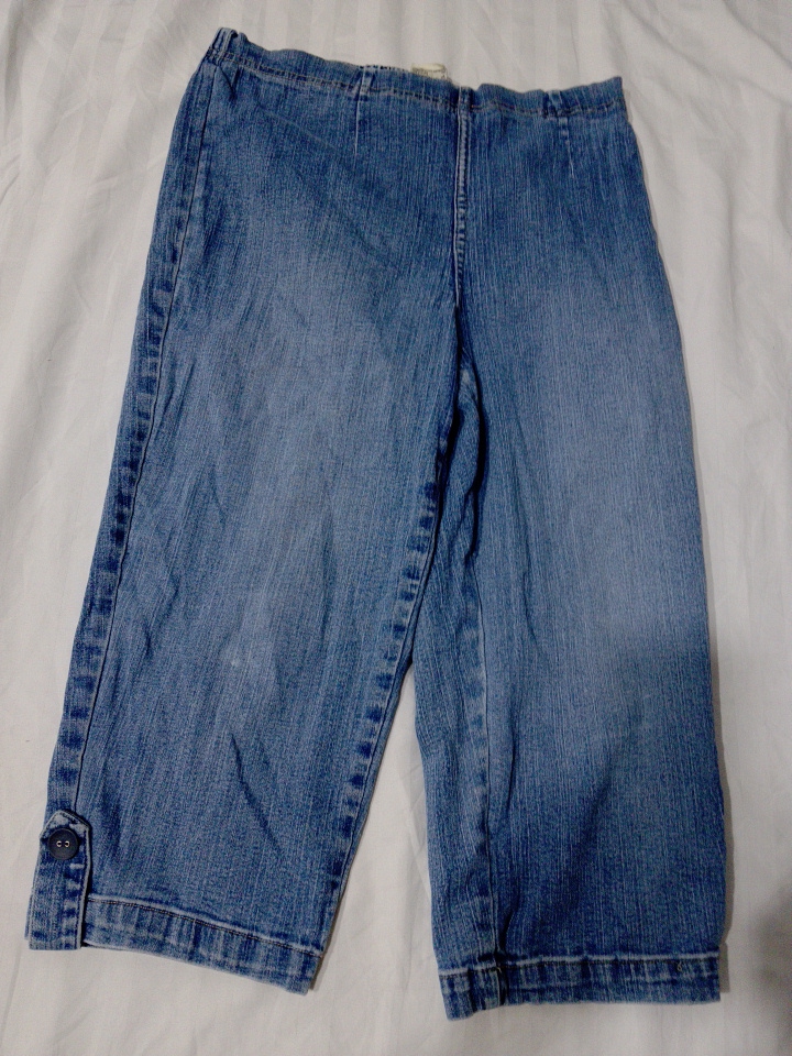 Loose-Fit Denim Capri Pants