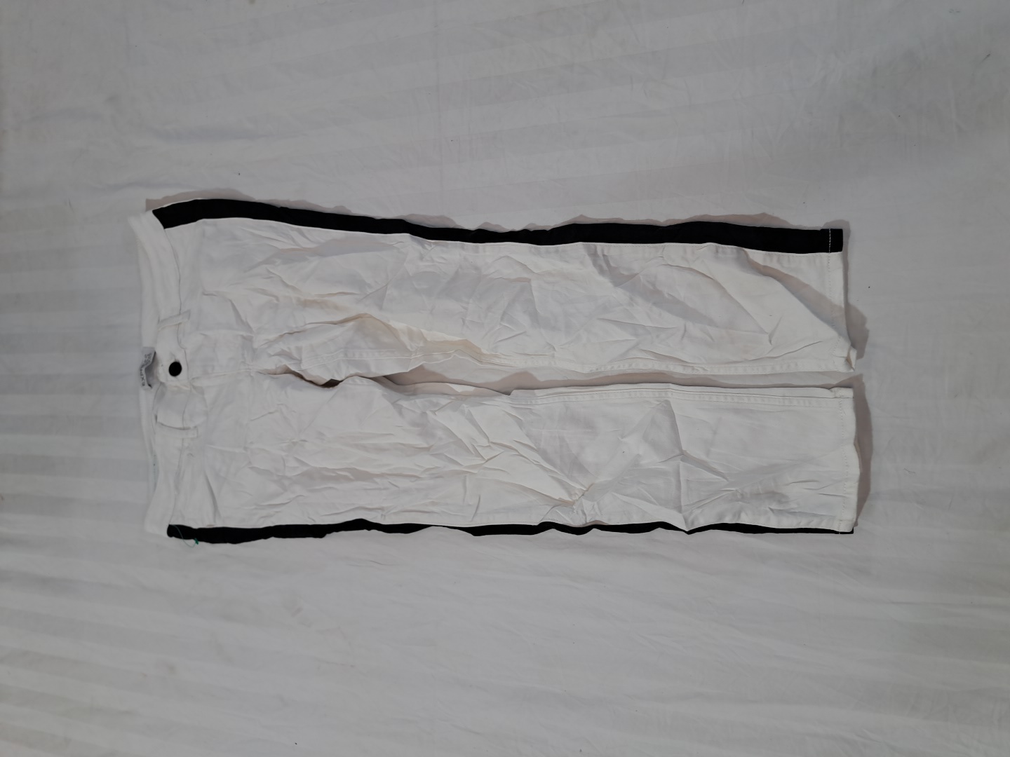 Jeans blancs avec des rayures noires