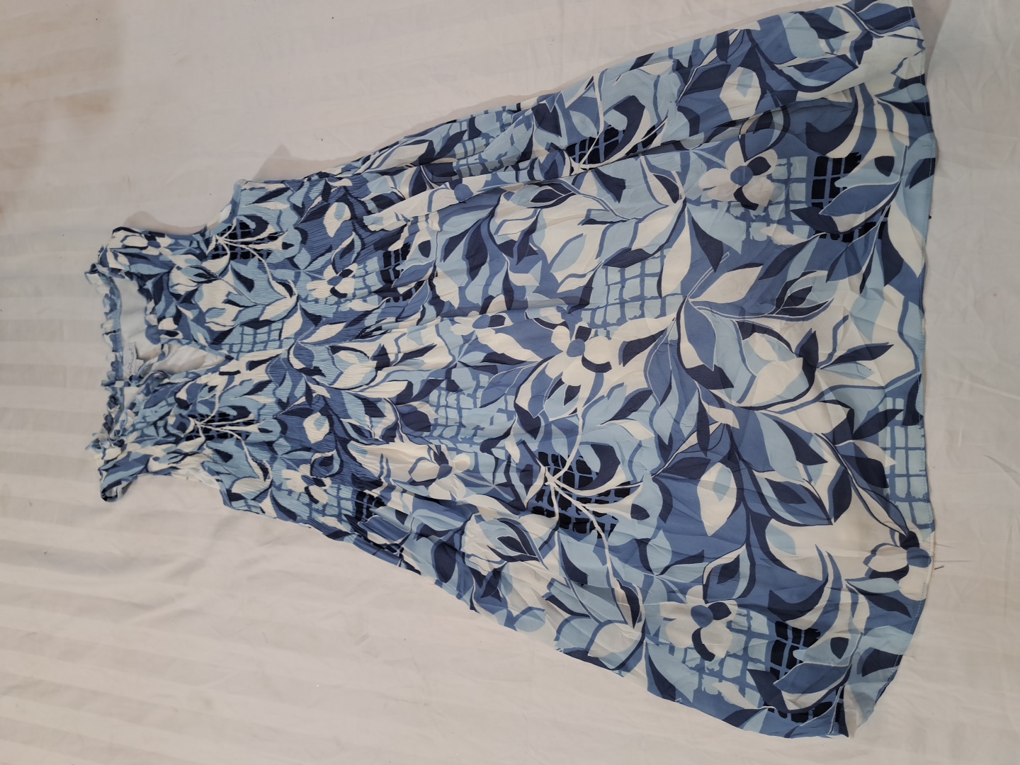 「女性用青い花柄ドレス」