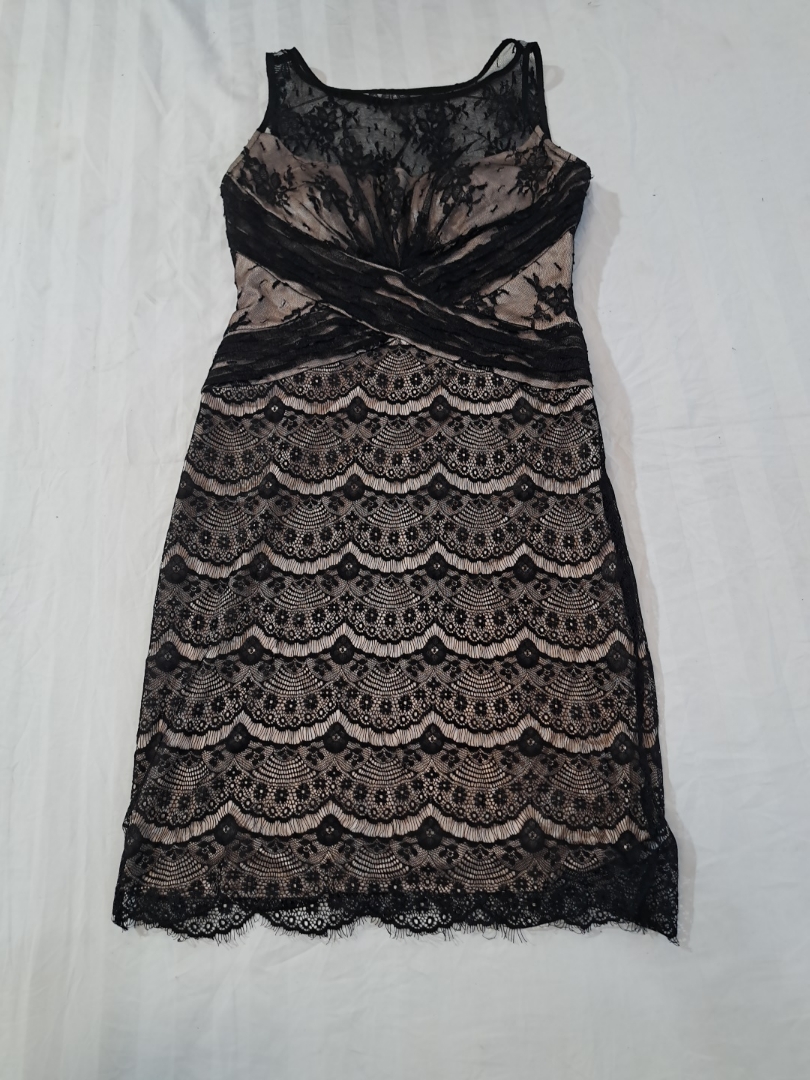 Robe en dentelle noire