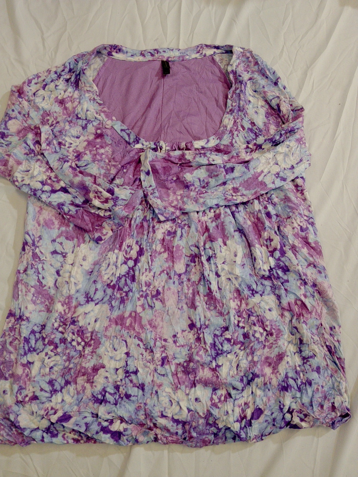 「女性用パープルフローラルブラウス」