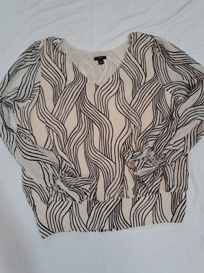 Blusa con motivo nero e bianco