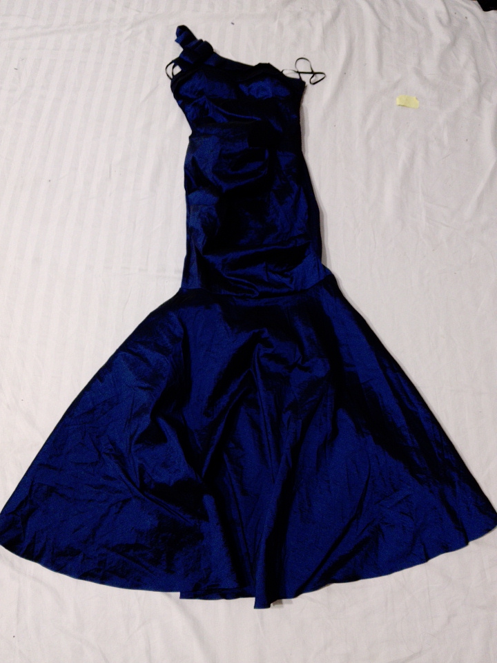 ロイヤルブルーのイブニングドレス