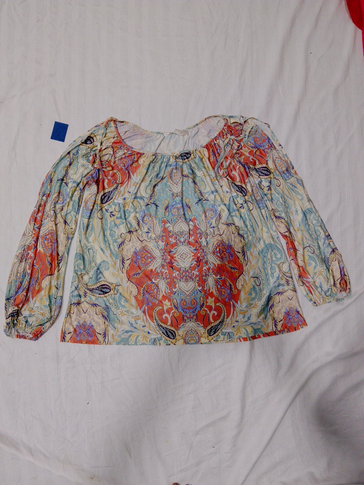 ペイズリー柄のブラウス