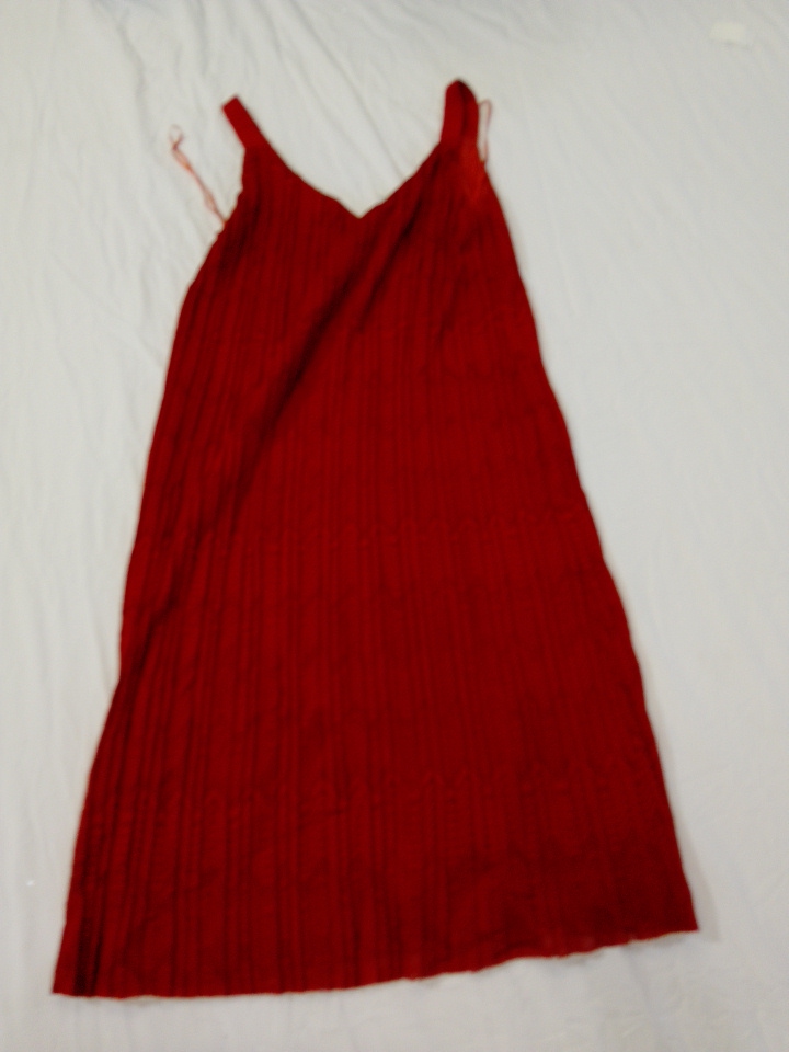 Robe rouge plissée sans manches