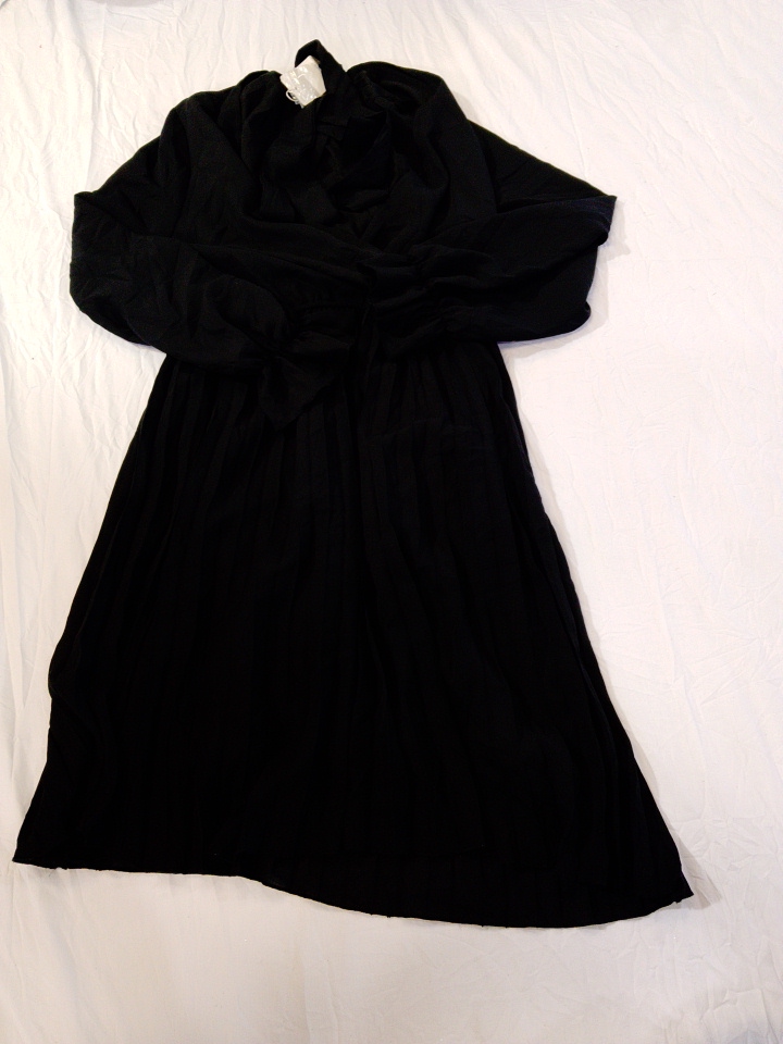 「ブラックプリーツドレス」