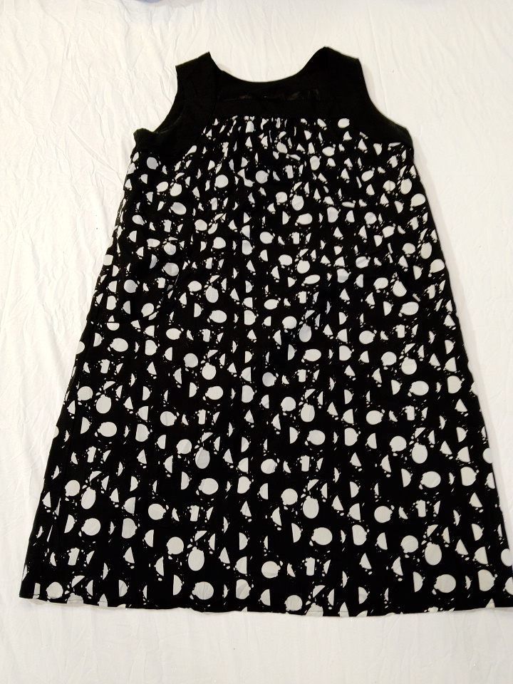 Abito a pois bianco e nero