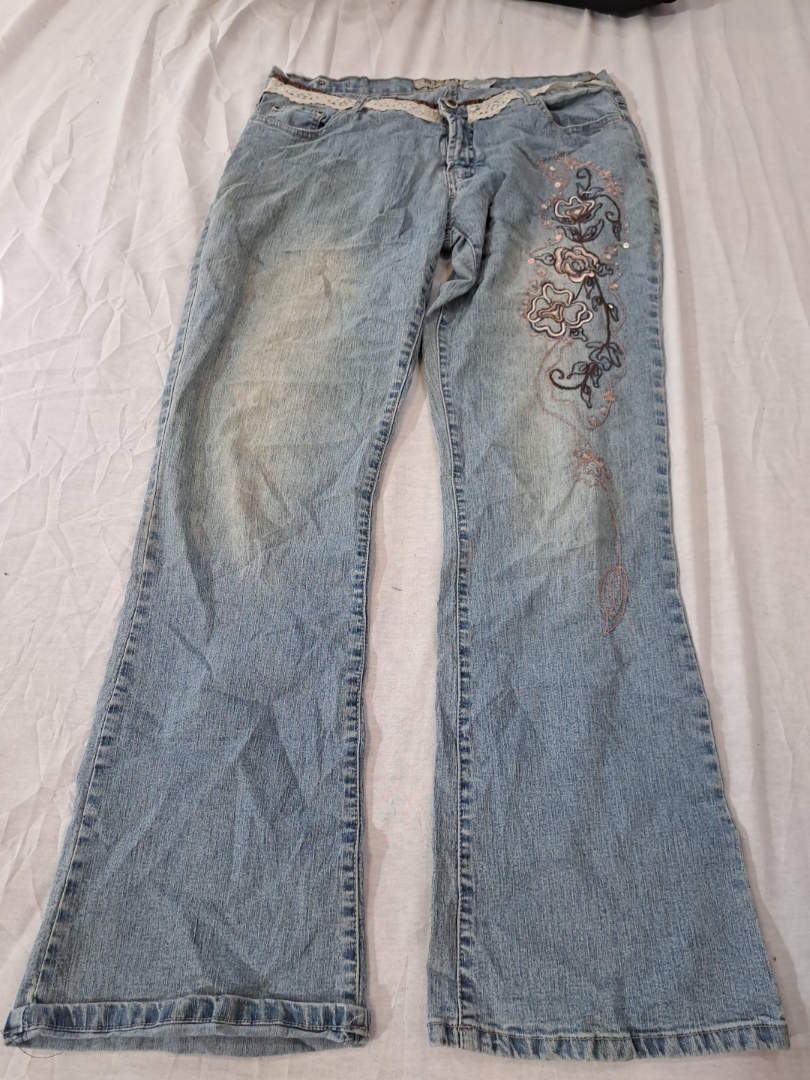 装飾されたデニムジーンズ