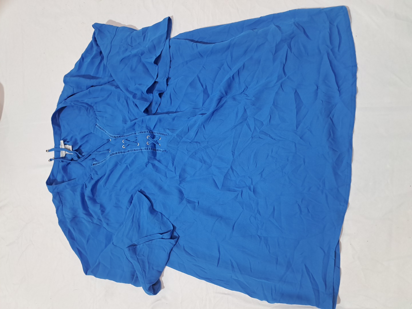 青いショートスリーブトップ