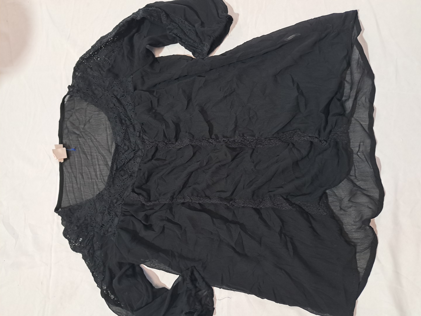 レースのディテールが施されたブラックブラウス