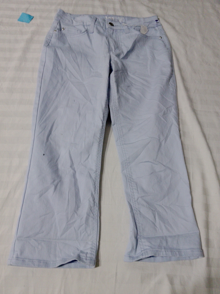 ライトブルーのカプリパンツ