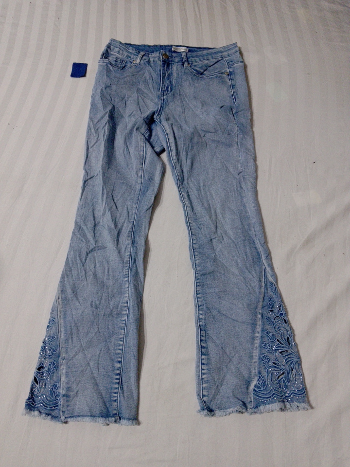 エンベリッシュド フレア ジーンズ