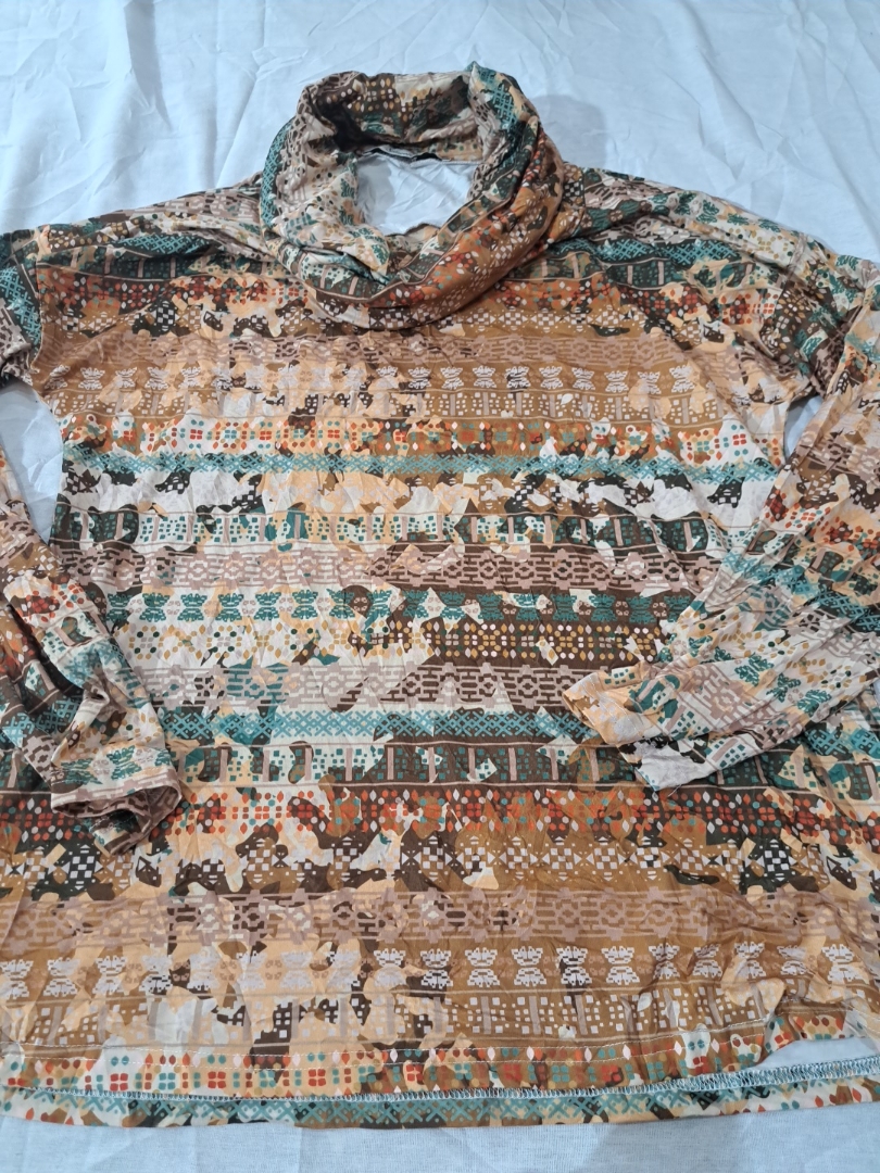 Sakura Fina Top a Maniche Lunghe con Motivo