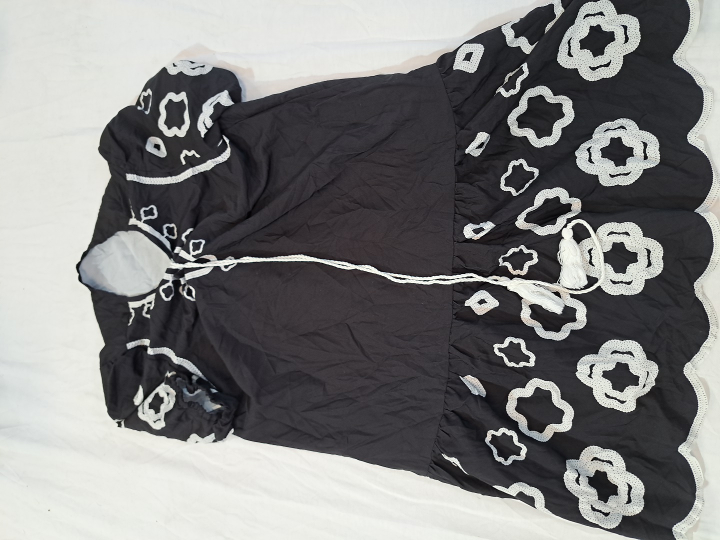 黒と白の花柄刺繍ドレス