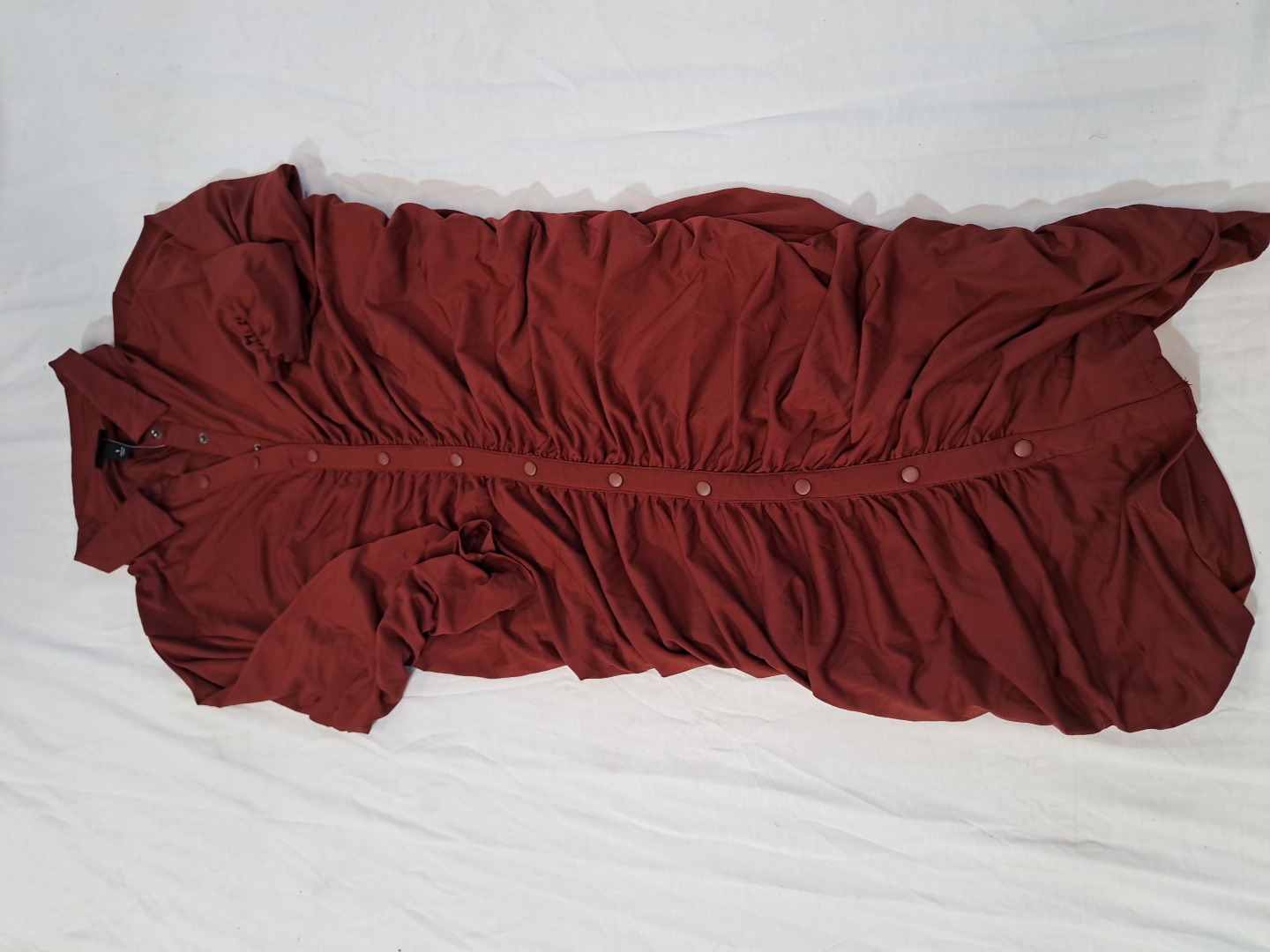 Robe à boutons froncés