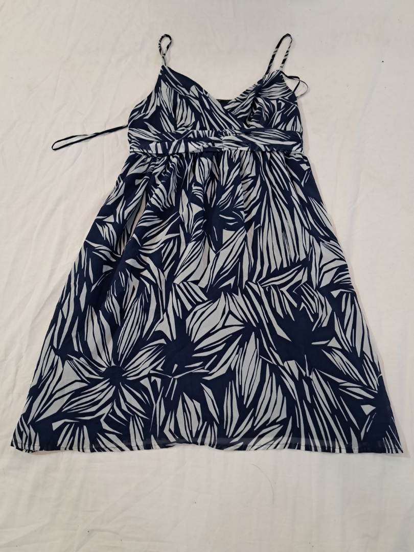 Abito estivo con stampa tropicale