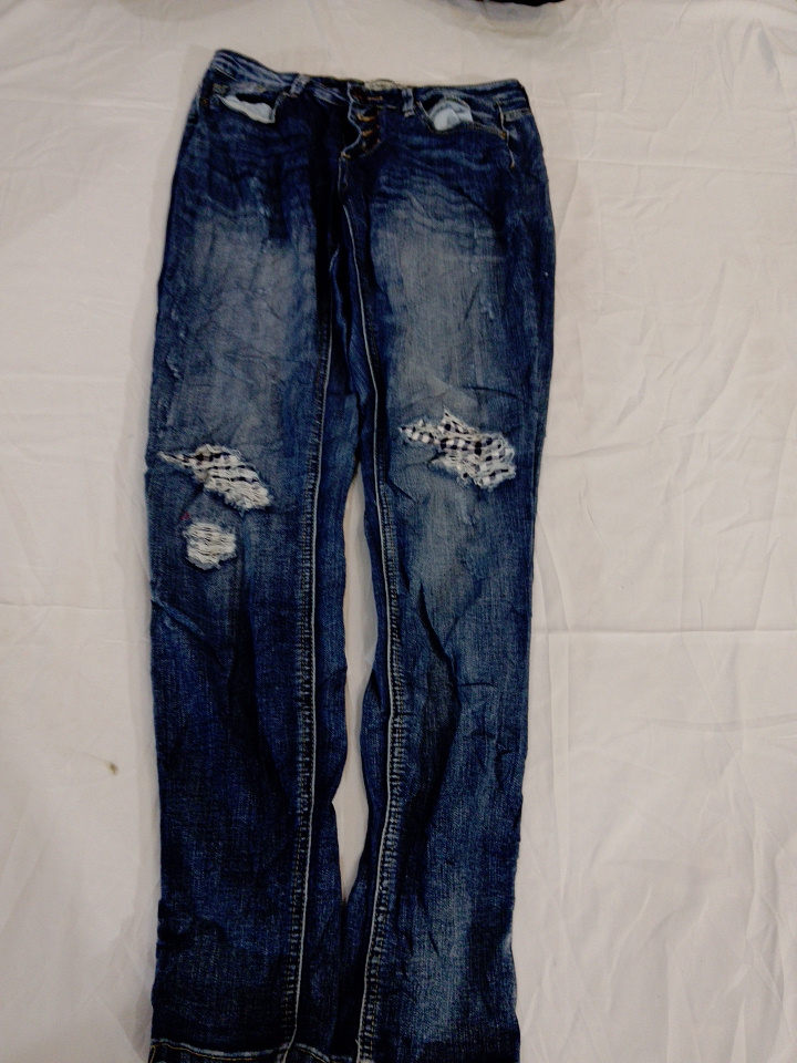 Jeans bleu déchirés et usés