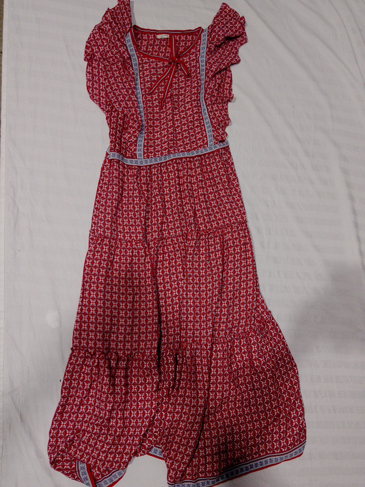 Vestito rosso a fantasia da donna