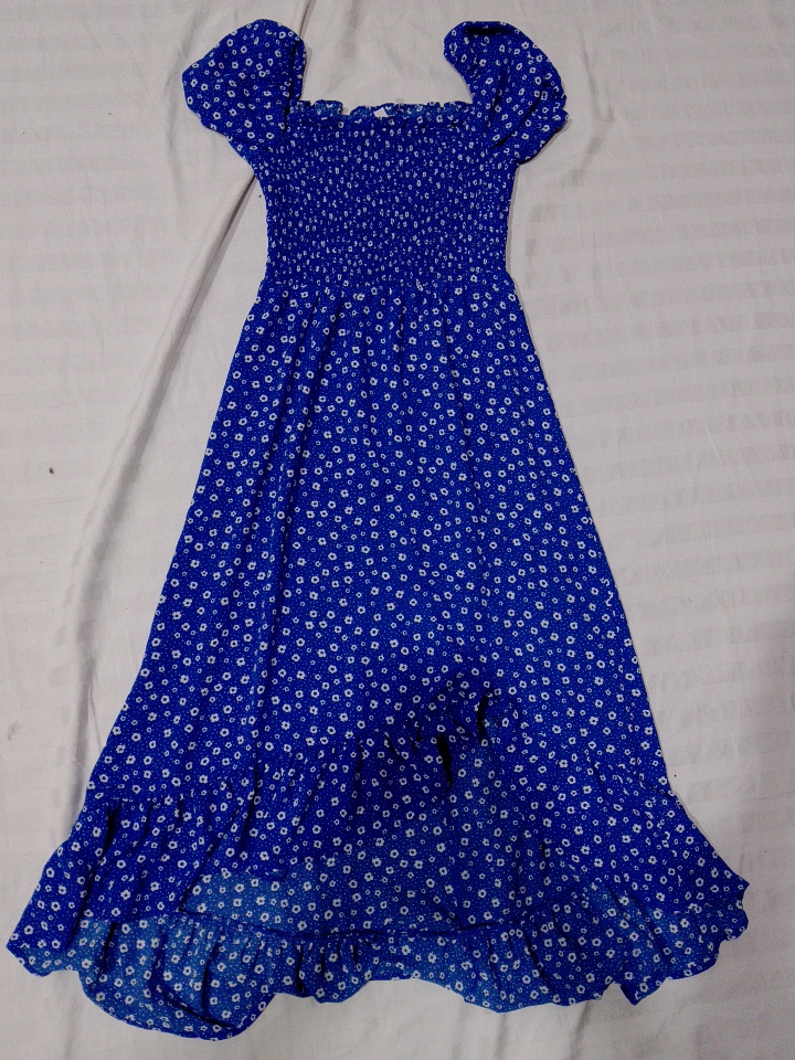 Abito blu arricciato con motivo floreale bianco