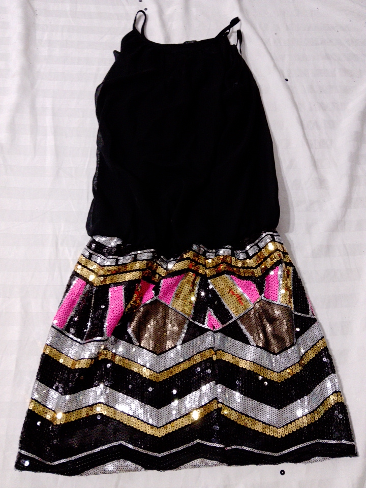 Paillettenrock und schwarzes Oberteil Set