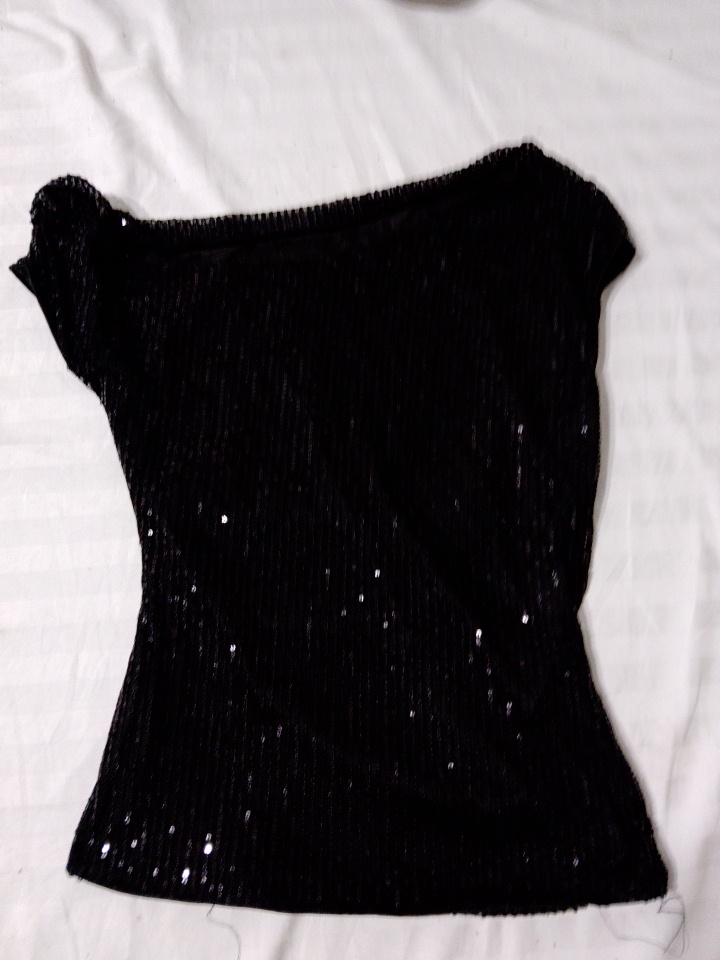 Top con spalline scoperte e paillettes