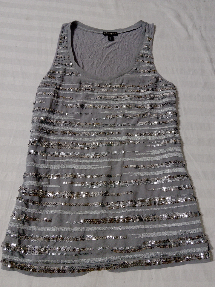 Camiseta sem mangas cinza com paetês