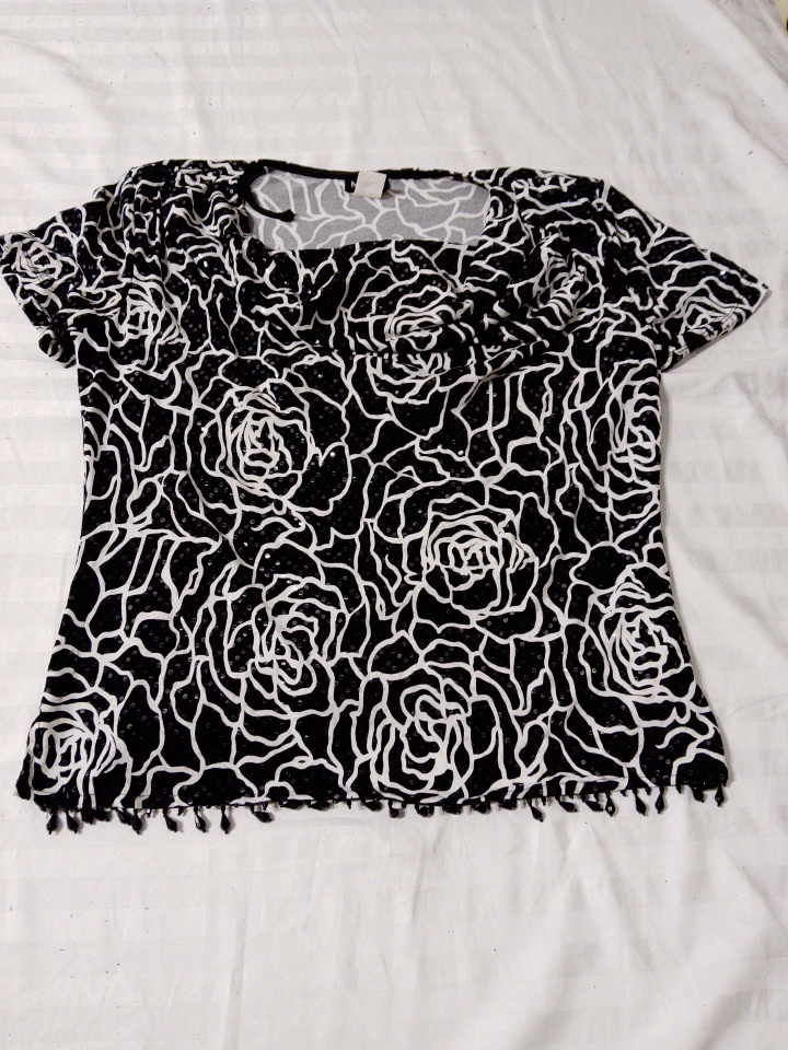 Schwarzes und weißes Rosenmuster-Oberteil