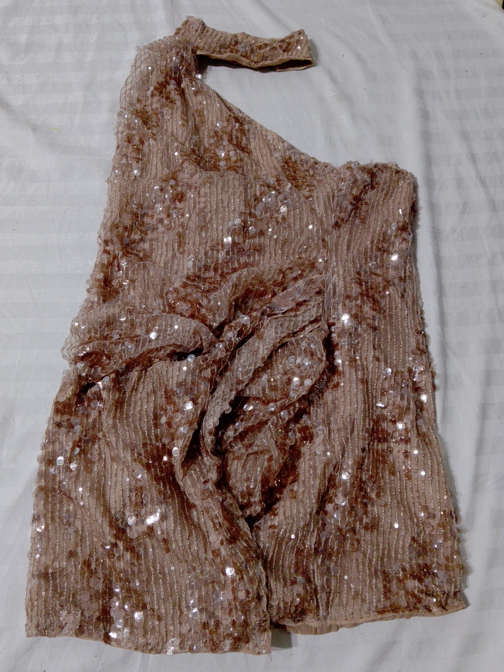 Top asymétrique à sequins