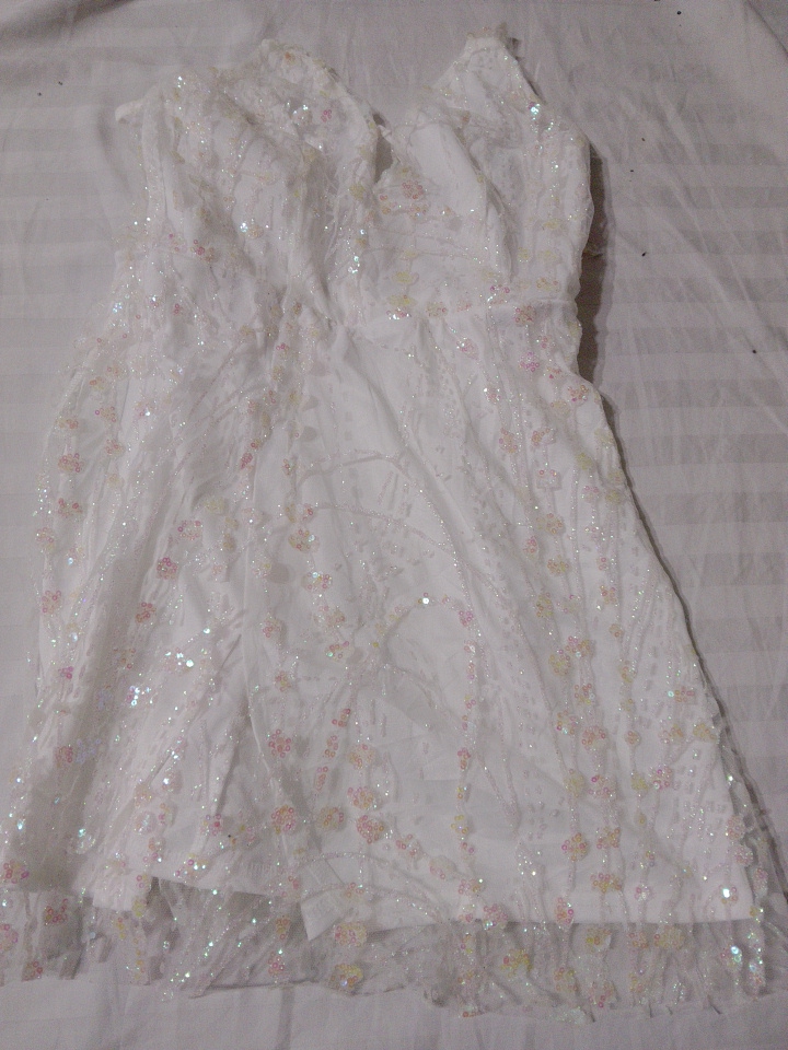 Robe blanche à sequins floraux