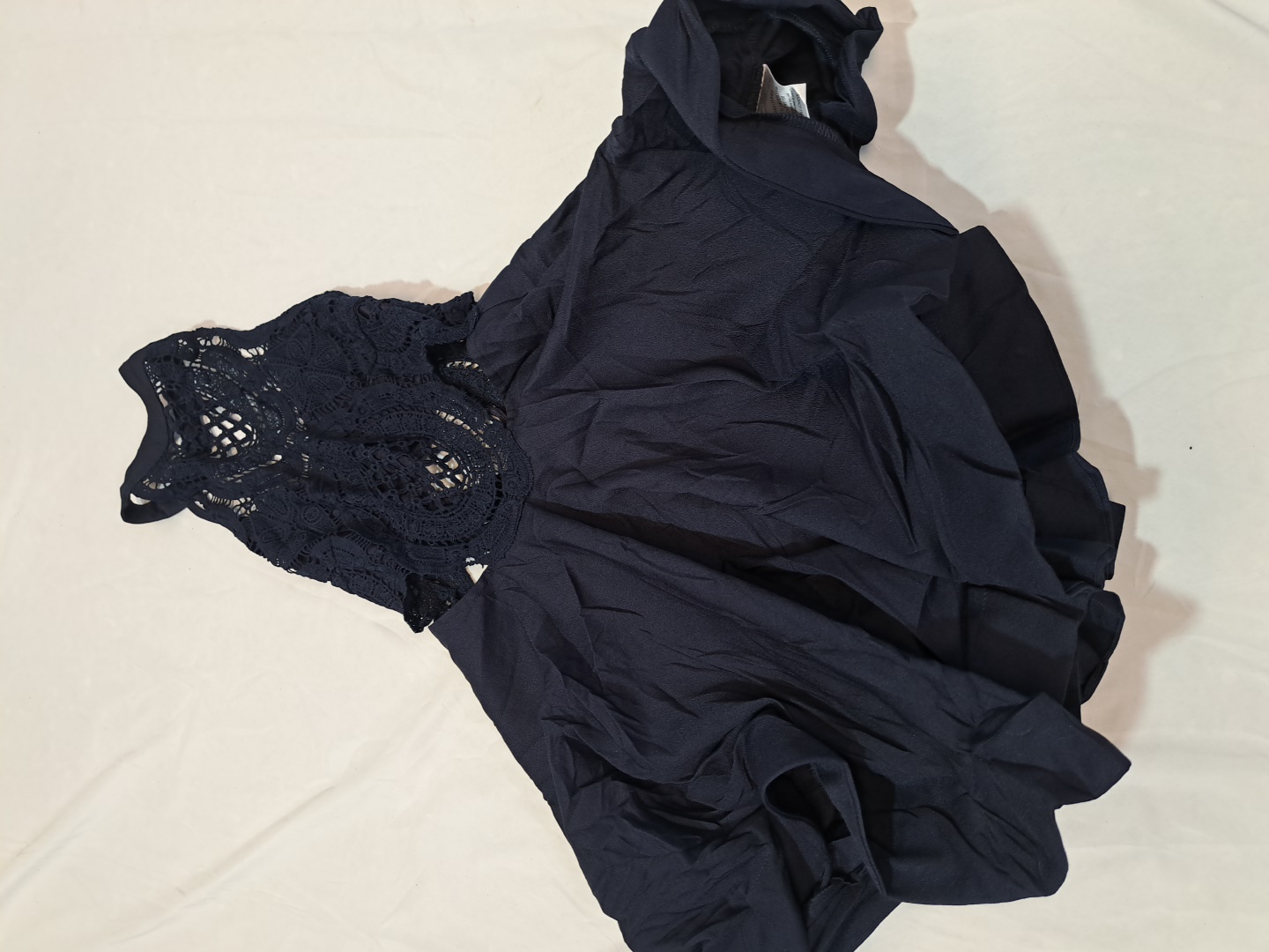 フリル付きの黒いクロシェトップ