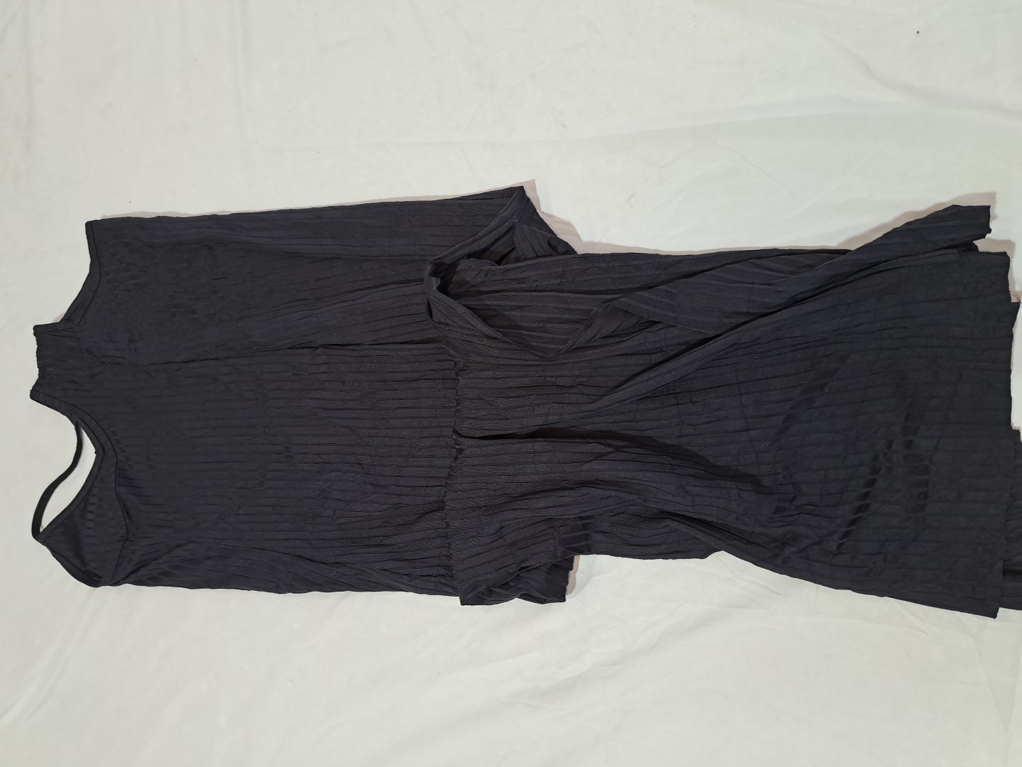 Top a canotta nero a costine