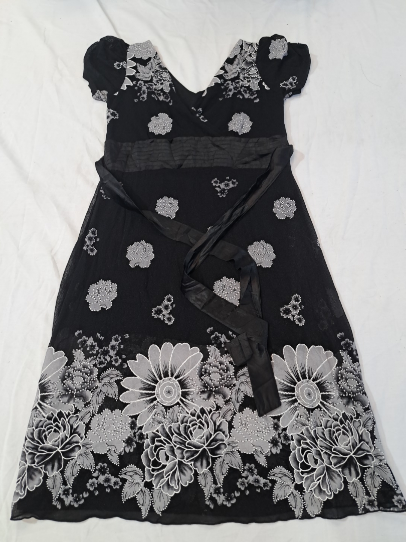黒い花柄のドレス