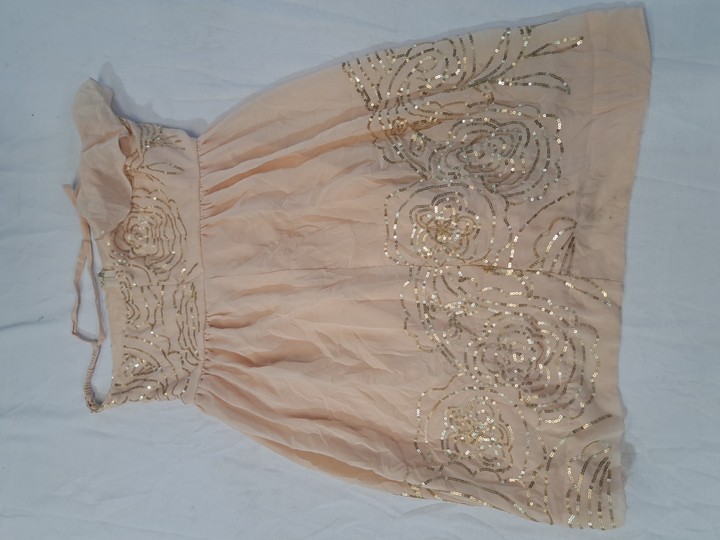 ベージュの装飾されたドレス