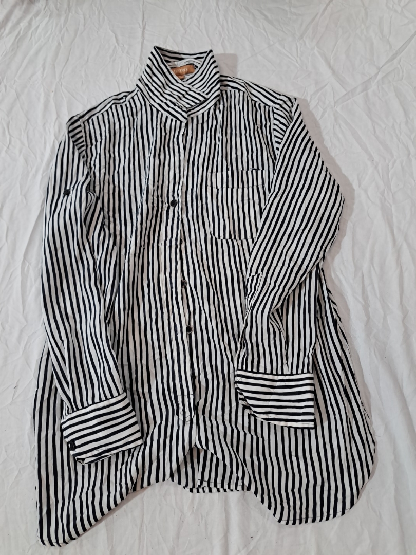 Camicia a righe bianche e nere