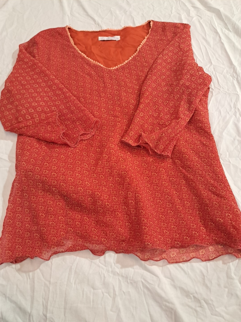 Top arancione con motivo floreale