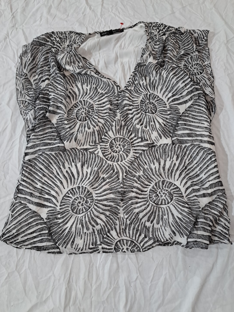 Blusa con design di fossile di ammonite